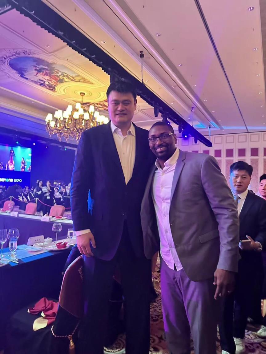 阿泰斯特晒与姚明合照:这是我最喜欢的队友 姚!!