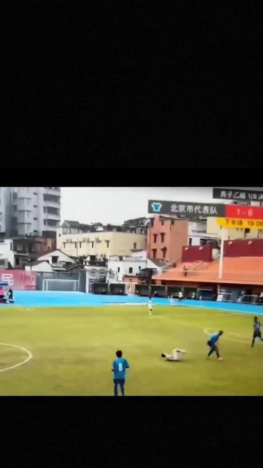 太可怕了!全运会惊现杀人足球,球员将对手直接踢骨折