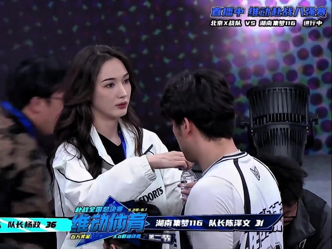 杨政女友现身赴战现场 解说:她好漂亮 被吸引走了目光