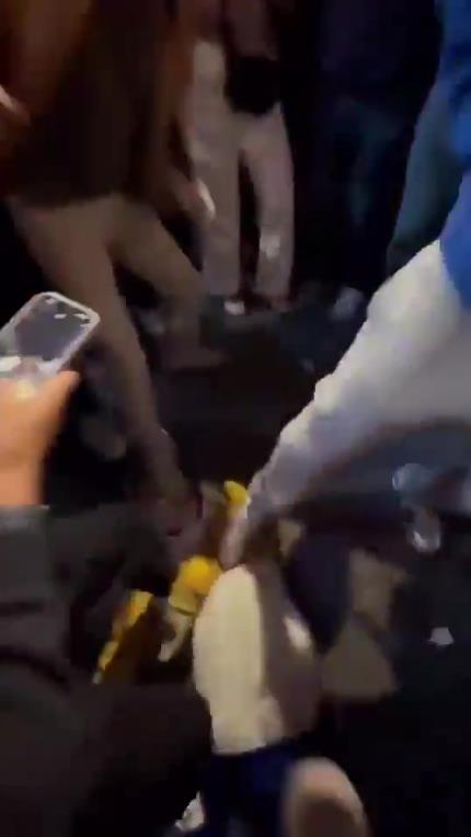 惊!尼克斯大胜步行者后,哈利伯顿遭主场球迷群殴
