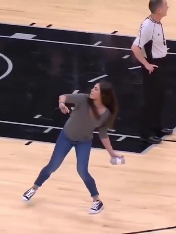 不愧是美国女篮主力,普拉姆的力量太吓人了
